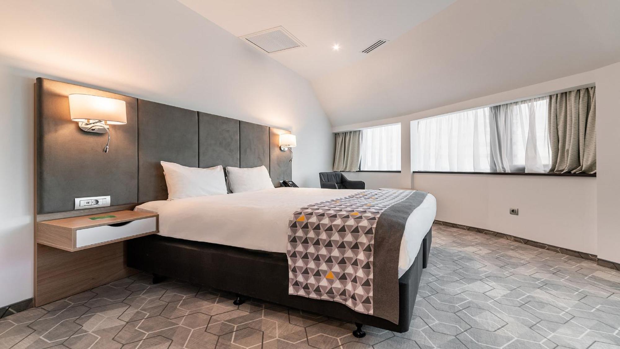 Holiday Inn Bucharest - Times, An Ihg Hotel Exteriör bild