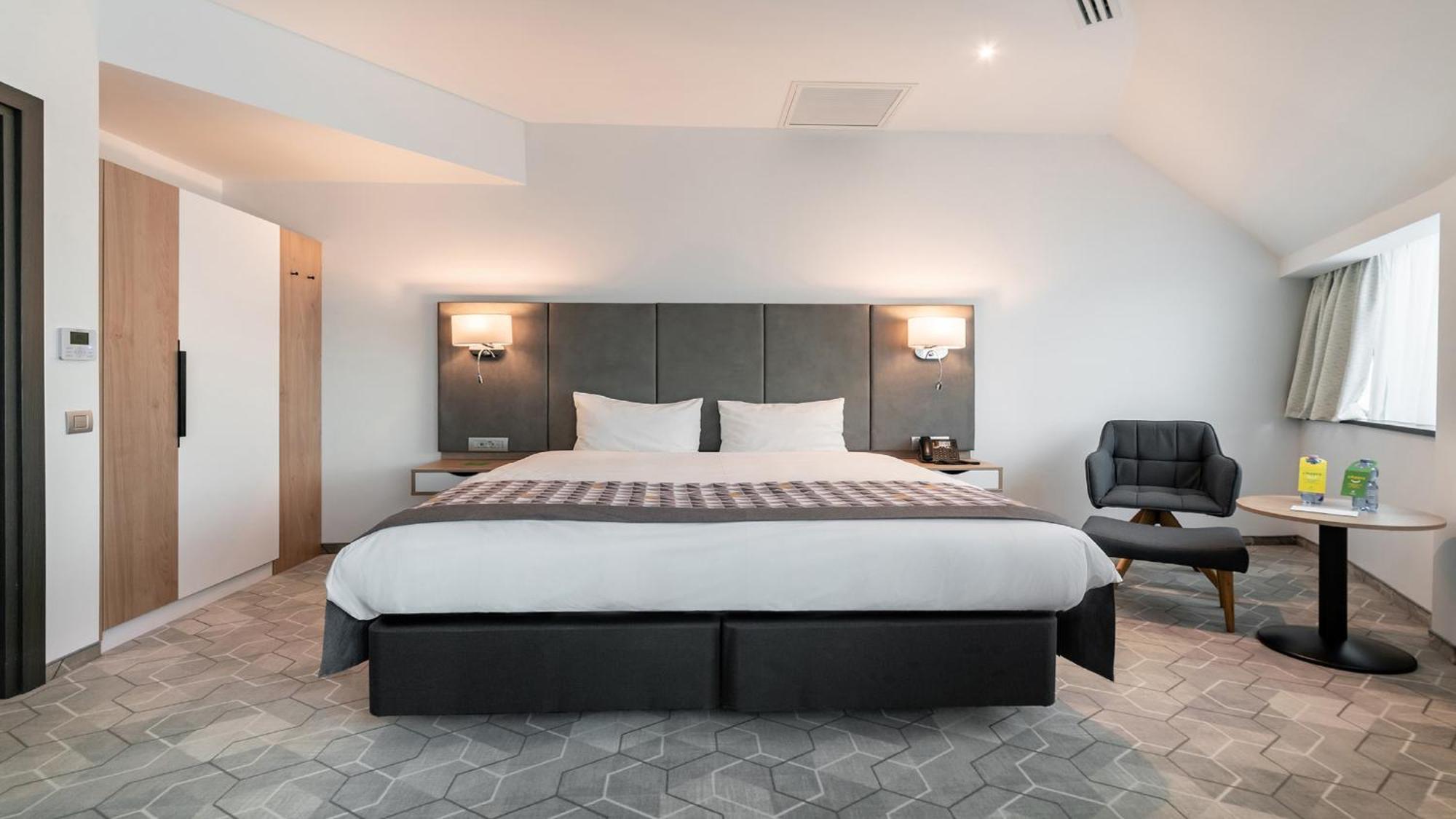 Holiday Inn Bucharest - Times, An Ihg Hotel Exteriör bild